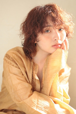 ミディアムレイヤー　ウルフ　パーマ　くせ毛　オレンジベージュ