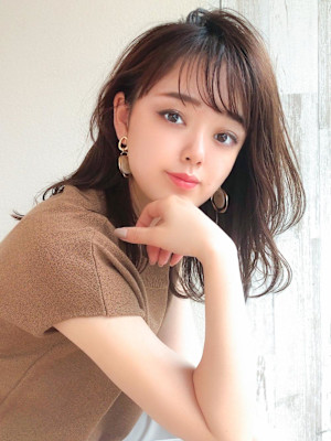 ホワイトグレージュ後れ毛が可愛い顔周りレイヤーミニウルフ