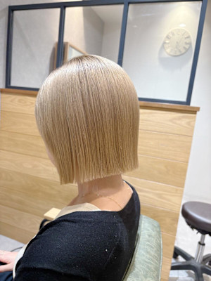 ブロンズにぱつっとボブ