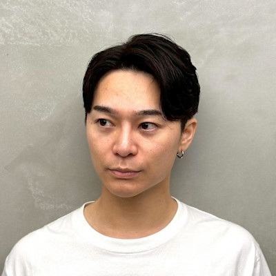 自然な毛流れが魅せる、清潔感あふれる爽やかセンターパート