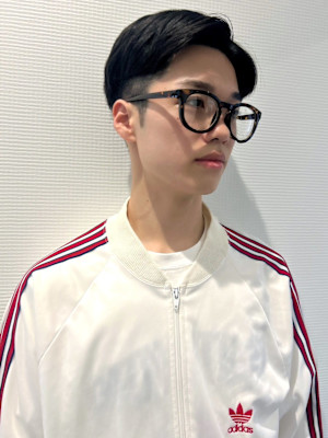 ツーブロックマッシュ センターパート 韓国風 黒髪ショート