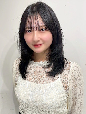 暗髪カラー ミディアムレイヤー 顔周りカット ワンカール