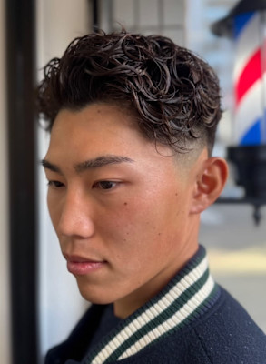 爽やかで男らしいウェーブ スタイル　テーパーフェード