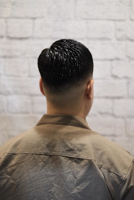 スーツに合うフェード七三分けショート