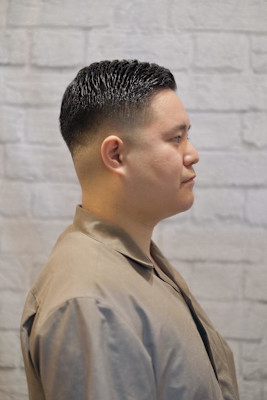 スーツに合うフェード七三分けショート