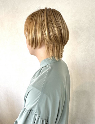 【小顔前下がりショート・ホワイトブロンドカラー】