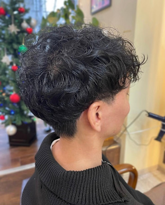 カーリーな無造作パーマスタイル