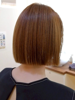 ベージュカラー 切りっぱなしボブ ハイトーン 髪質改善
