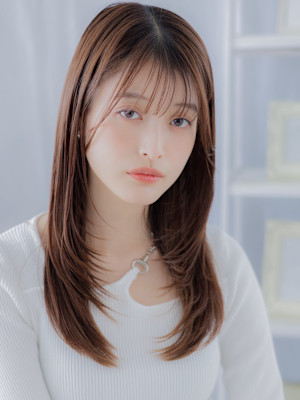 ミルクティーカラー顔回りレイヤーストレート　くすみベージュ