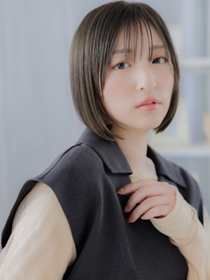 艶髪オリーブアッシュ切りっぱなしミニボブ　くすみベージュ