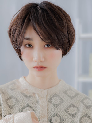 前髪パーマフェザーショート抜け感カジュアル　細めハイライト