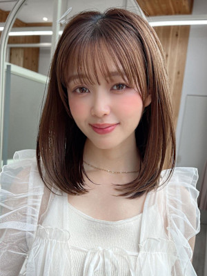 ホワイトグレージュ後れ毛が可愛い顔周りレイヤーミニウルフ