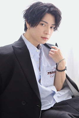 10代20代波巻きセンターパートスパイラルヘア