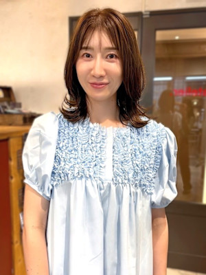 外ハネミディ ブラウンベージュ 20代30代 レイヤーカット