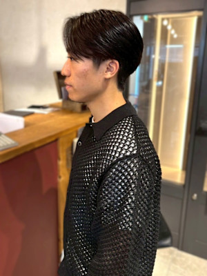 ツーブロック 刈り上げヘア マッシュ センターパート 黒髪