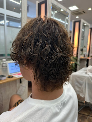 自由自在なスタイル！波パーマで個性を表現