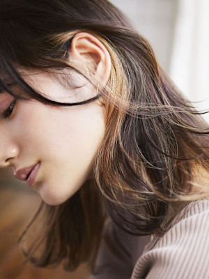 透明感カラー で、内側から輝くツヤ髪に