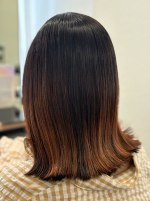 【青葉区/仙台】表面のグラデーションが個性的なストレートヘア