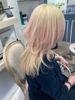 金髪ロングウルフ顔周り小顔レイヤーペールピンク赤羽美容室