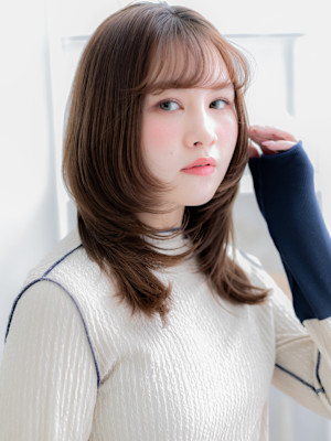 大人かわいい流し前髪小顔ひし形セミロング　くすみベージュ