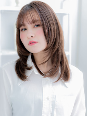 暗髪フェザーバングレイヤーカットセミディ　くすみベージュ