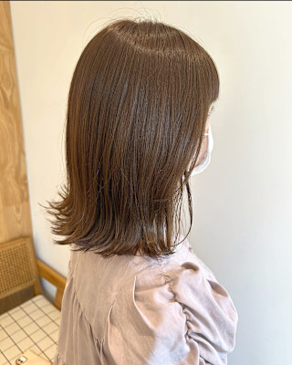 パールベージュ×外ハネミディ