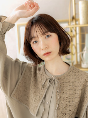 外ハネくびれカール切りっぱなしボブレイヤー　フェザーショート