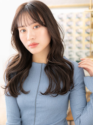 ゆるふわ波巻きウェーブ黒髪小顔ウェットヘア　くすみベージュ