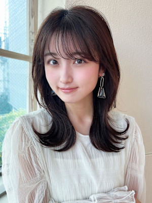後れ毛が可愛い顔周りハイレイヤーロングチェリーブラウン