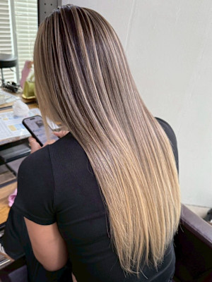 外国人風バレイヤージュ　ハイライトカラー　アッシュベージュ