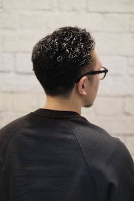 くせ毛を活かす大人ツーブロックショート