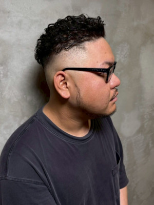 刈り上げ スキンフェード かき上げ 短髪ワイルド 短髪パーマ