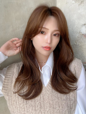 後れ毛が可愛い顔周りハイレイヤーロングチェリーブラウン