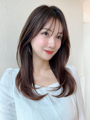 後れ毛が可愛い顔周りハイレイヤーロングチェリーブラウン 