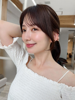 ミニウルフ前髪パーマ韓国くびれミディアムチェリーブラウン