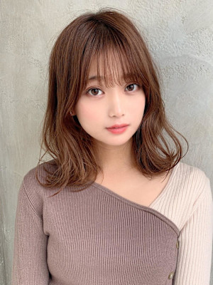 ホワイトグレージュ後れ毛が可愛い顔周りレイヤーミニウルフ