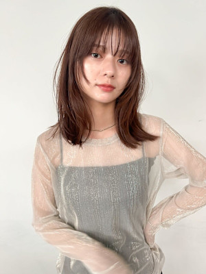 セミロング　顔周りレイヤー　ブラウン　顔周りカット　表参道