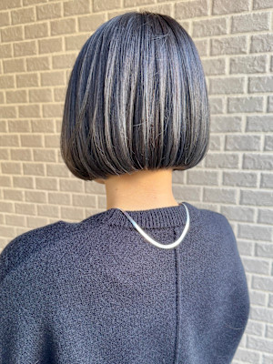 うる艶アッシュカラー×前下がりボブ