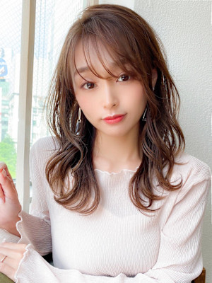 後れ毛が可愛い顔周りハイレイヤーロングチェリーブラウン 