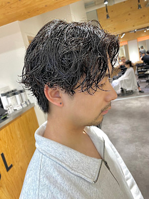 無造作センターパートスパイラルパーマ波巻きスパイラルパーマ