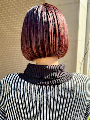 つや髪ピンクベージュ×前下がりボブ