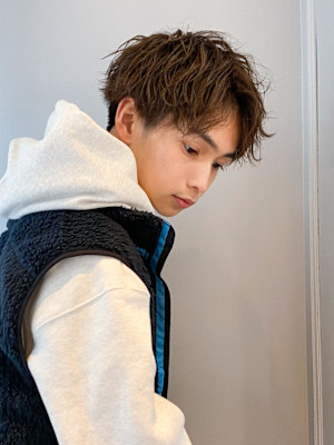 刈り上げショートフェザーパーマグレージュ