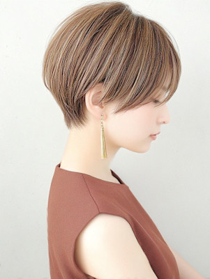 ハンサムショート くびれ  アッシュカラー 20代30代