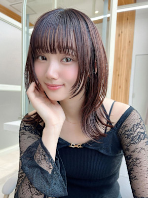 ホワイトグレージュ後れ毛が可愛い顔周りレイヤーミニウルフ