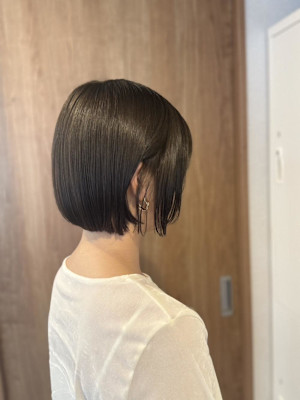 艶感際立つコンパクトタイトボブ