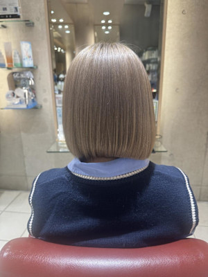 垢抜ける明るめくすみベージュ