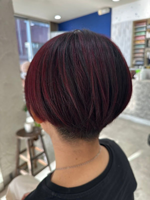 ワインレッド×ハイライトショートボブ