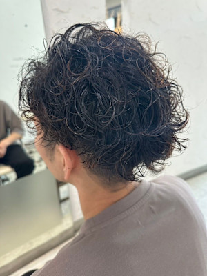 無造作スパイラルパーマ／メンズ黒髪×ツーブロック