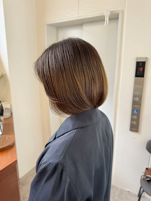 顔周りレイヤー×内巻きボブスタイル