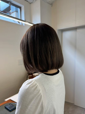 オリーブベージュ×内巻きボブスタイル